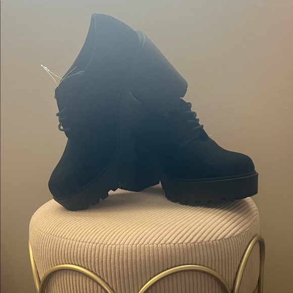 Elegant Black Women's Platform Shoes - Picture 2 of 5